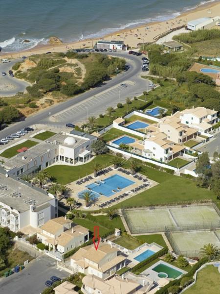 Amazing 4-Bedroom Villa at Praia da Galé