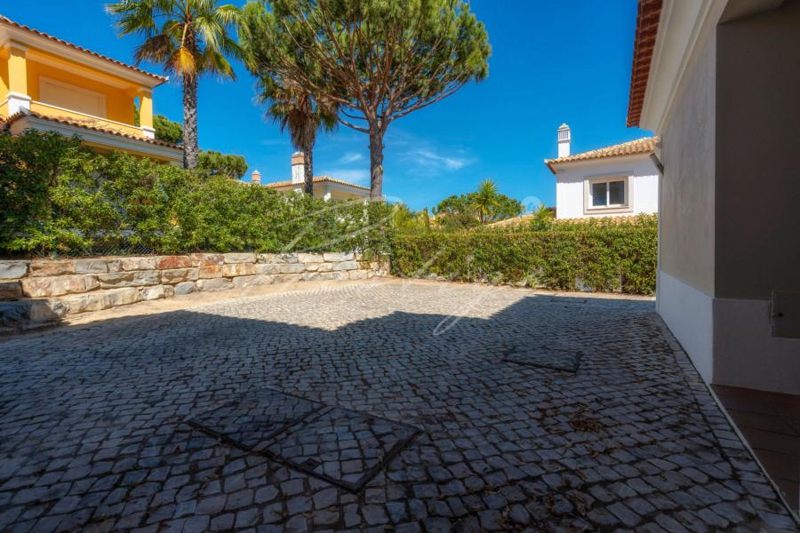 buy house vilamoura