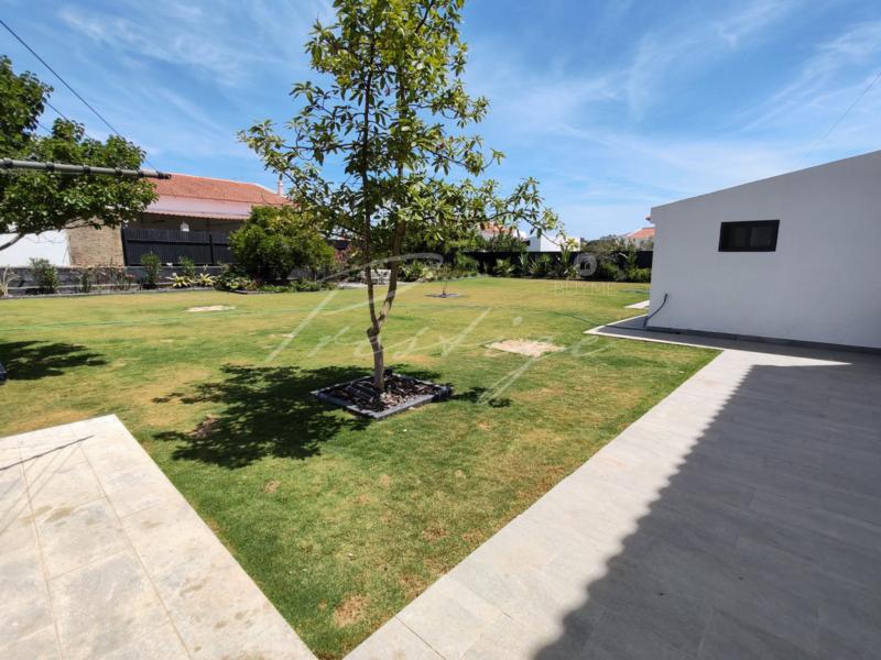 Large 5-Bedroom Villa in Quarteira