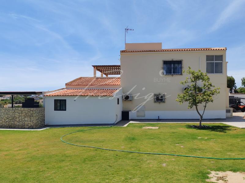 Large 5-Bedroom Villa in Quarteira