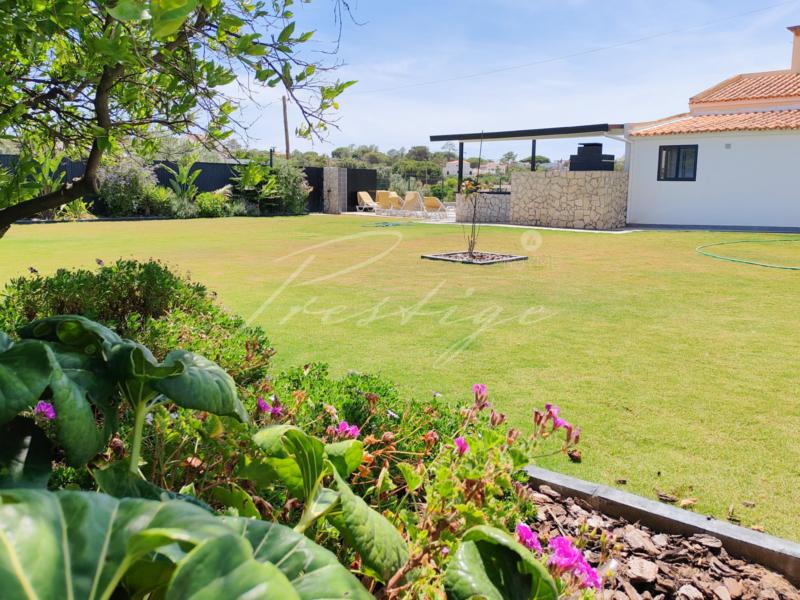 Large 5-Bedroom Villa in Quarteira