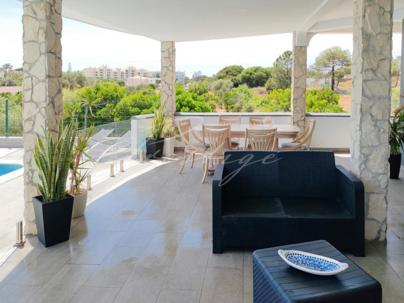 Large 5-Bedroom Villa in Quarteira