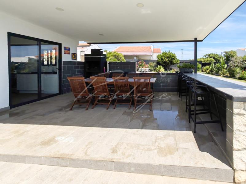 Large 5-Bedroom Villa in Quarteira