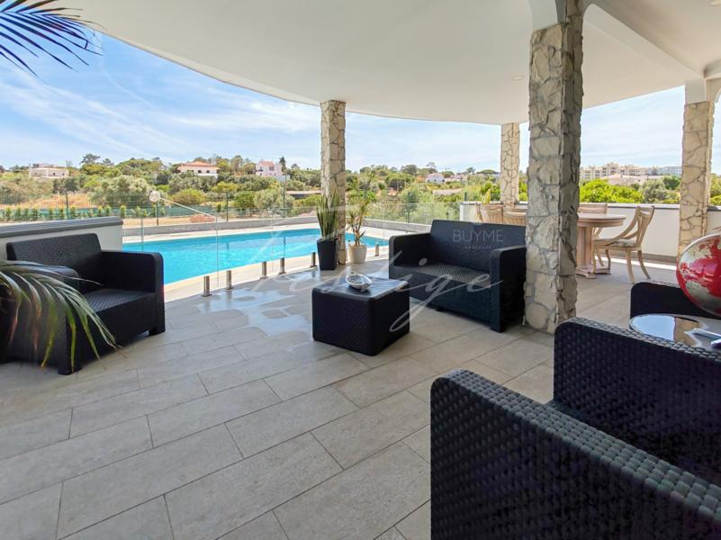 Large 5-Bedroom Villa in Quarteira