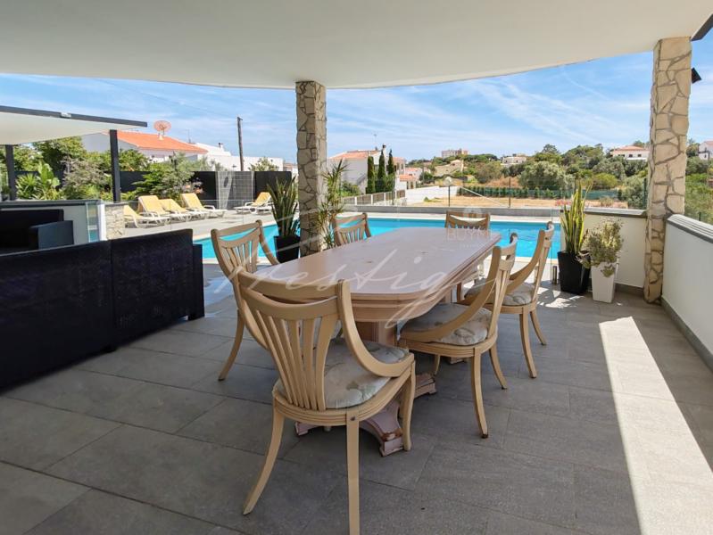 Large 5-Bedroom Villa in Quarteira