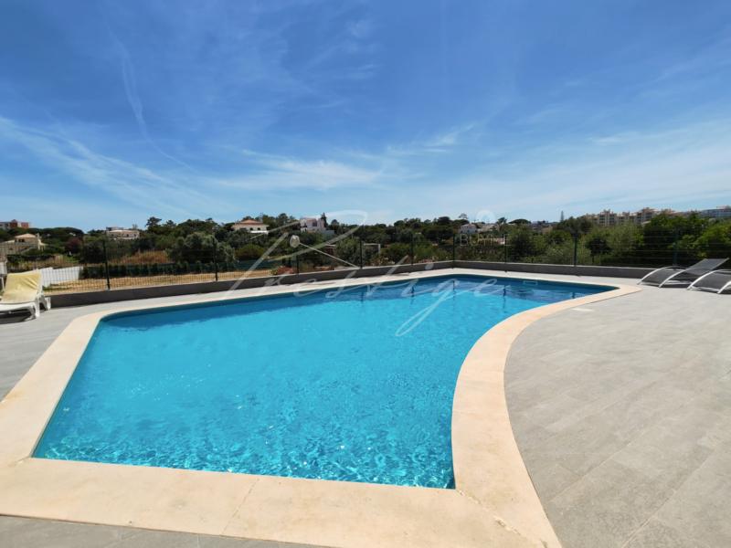 Large 5-Bedroom Villa in Quarteira