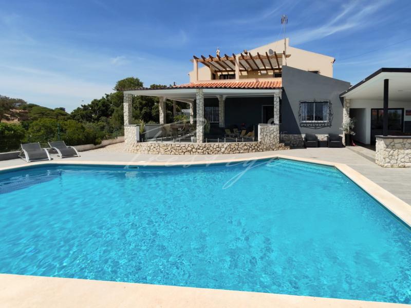 Large 5-Bedroom Villa in Quarteira