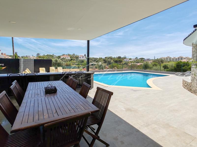 Large 5-Bedroom Villa in Quarteira