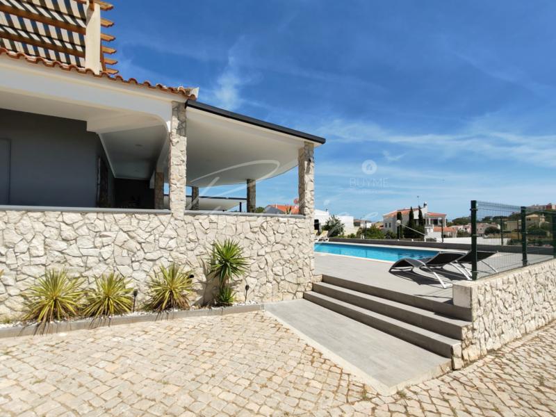 Large 5-Bedroom Villa in Quarteira